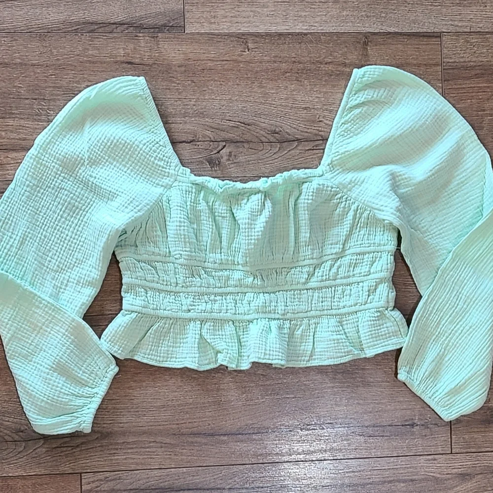 Hardly Worn- WILD FABLE - Light Green Cropped Blouse - Size Large